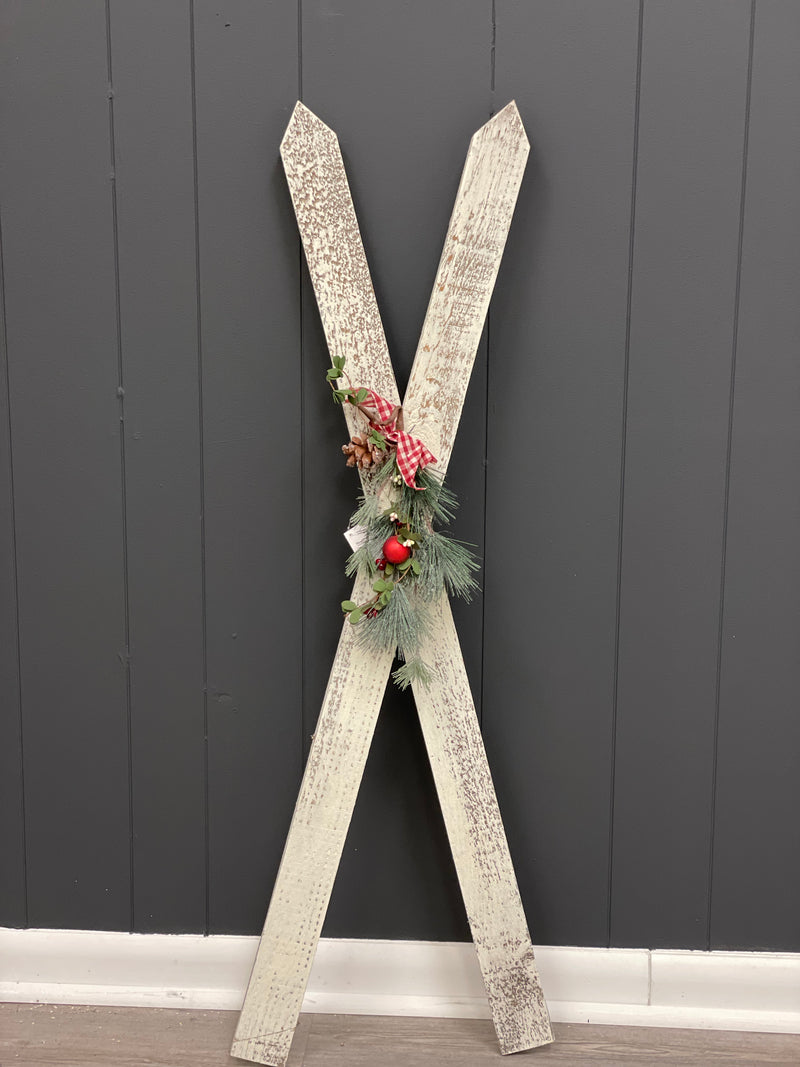 WWW MED Skis W/ Wreath